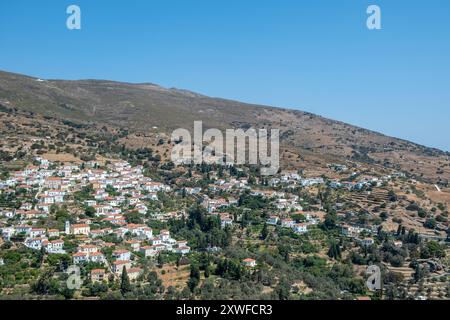 Grecia, villaggio tradizionale di Stenies sull'isola di Andros, Cicladi, cielo blu, soleggiato giorno d'estate Foto Stock