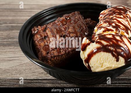 Vista su una ciotola di brownie e gelati. Foto Stock