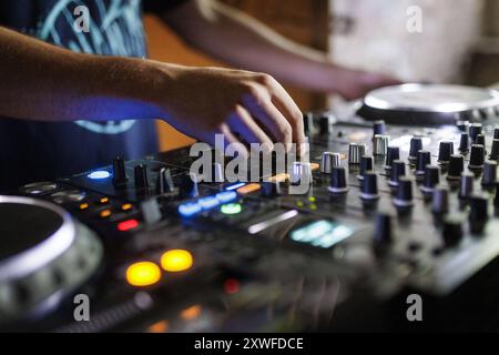 Ein DJ spielt auf einem Mixer und zwei Cdjs in Berlin, 14.08.2024. Berlin Deutschland *** Un DJ suona su un mixer e due Cdjs a Berlino, 14 08 2024 Ber Foto Stock