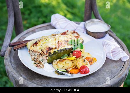 Zucchine ripiene di carne, verdure e formaggio. Barca con zucchine al forno. Zucchine caricate Foto Stock