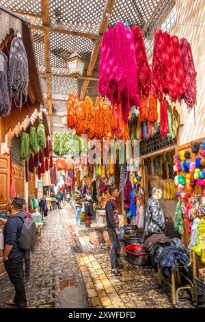 Fez, Marocco - 18 marzo 2024: Vista mattutina del suk all'interno della Medina di Fez Foto Stock