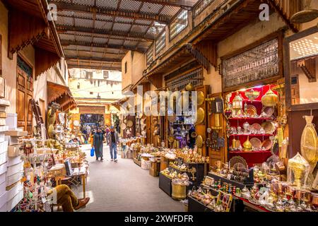 Fez, Marocco - 18 marzo 2024: Vista mattutina del suk all'interno della Medina di Fez Foto Stock