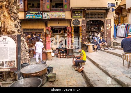 Fez, Marocco - 18 marzo 2024: Vista mattutina del suk all'interno della Medina di Fez Foto Stock