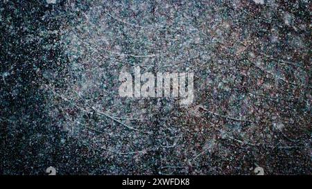 Una foresta di aghi a malapena visibile attraverso la fitta nevicata, che sfoca l'immagine l'ultimo giorno dell'anno, il 31 dicembre 2023, a Crans Montana, Vallese, Svizzera Foto Stock