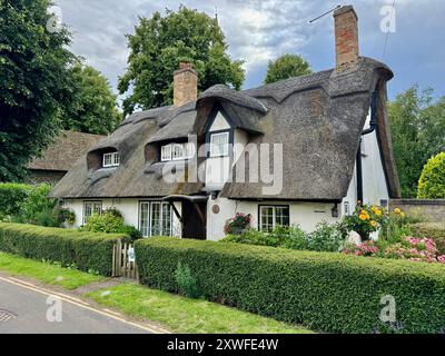 Tradizionale cottage inglese con tetto in paglia, cottage Glebe. Foto Stock