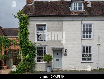 Piccola casa a schiera nel bellissimo villaggio di Hambledon nell'Hampshire. Foto Stock