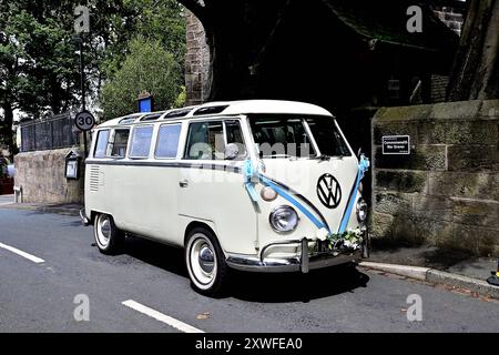 In tutto il Regno Unito - 1968 schermo diviso VW Campervan addobbato come auto da sposa. Foto Stock