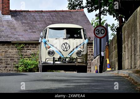 In tutto il Regno Unito - 1968 schermo diviso VW Campervan addobbato come auto da sposa. Foto Stock