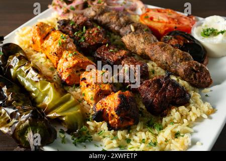 Vista di un piatto combinato di kebab. Foto Stock