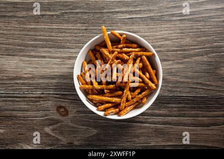 Vista dall'alto verso il basso di una ciotola di bastoncini di pretzel senza glutine. Foto Stock