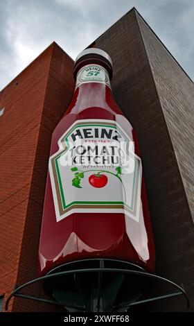 Una bottiglia di ketchup gigante di Heinz fuori dall'Heinz History Center di Pittsburgh fu spostata lì dall'ex stadio di calcio Heinz Field. Foto Stock