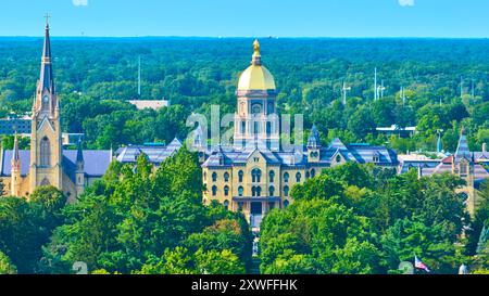 Veduta aerea del campus dell'Università di Notre Dame con il Golden Dome e la Basilica Foto Stock