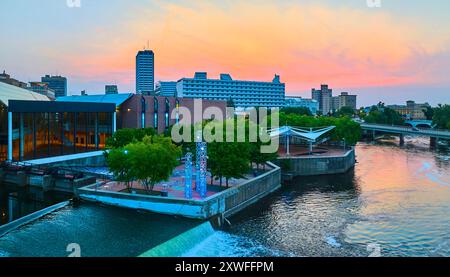 Panorama aereo del South Bend Riverfront al tramonto Foto Stock