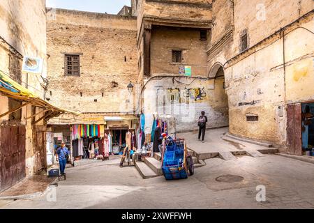 Fez, Marocco - 18 marzo 2024: Vista mattutina del suk all'interno della Medina di Fez Foto Stock