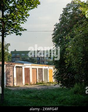 Porte colorate del garage sotto un cielo soleggiato in una tranquilla area urbana Foto Stock