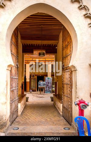 Fez, Marocco - 18 marzo 2024: Vista mattutina del suk all'interno della Medina di Fez Foto Stock