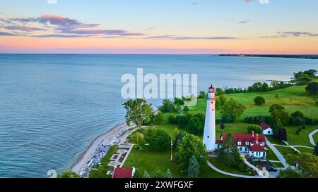 Veduta aerea del faro di Wind Point al tramonto sul lago Michigan Foto Stock