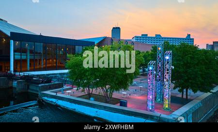 Veduta aerea dell'edificio moderno e delle torri illuminate al tramonto a South Bend Foto Stock