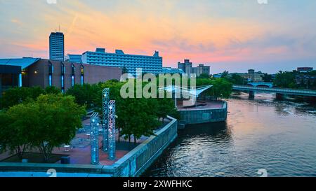 Aerial River Lights Plaza al tramonto con edifici moderni a South Bend Foto Stock