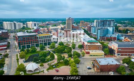 Vista aerea del centro di Kalamazoo con Urban Park e il quartiere finanziario Foto Stock
