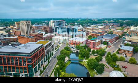 Vista aerea dello skyline di Kalamazoo con Arcadia Creek Park Foto Stock