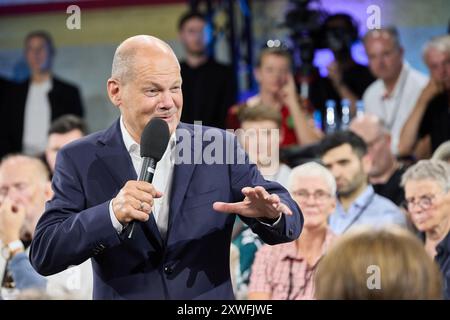 Brema, Germania. 19 agosto 2024. OLAF Scholz (SPD), Cancelliere federale, parla al discorso di un Cancelliere con i cittadini dell'alte Werft. Crediti: Georg Wendt/dpa/Alamy Live News Foto Stock