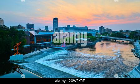 Aerial Downtown South Bend Riverfront al tramonto con sculture arancioni Foto Stock