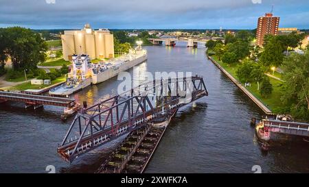 Vista aerea della nave cargo e del ponte sospeso sul fiume St. Joseph al crepuscolo Foto Stock