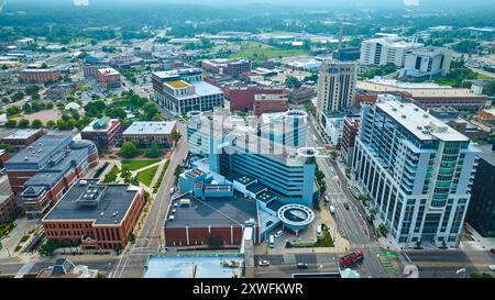 Edifici aerei moderni e storici nel centro di Kalamazoo Foto Stock
