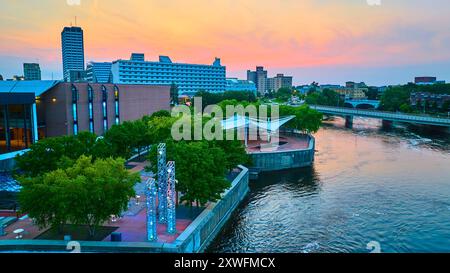 Antenna di South Bend Riverfront Plaza al tramonto Foto Stock