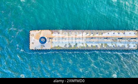 Veduta aerea dall'alto verso il basso del molo nord di St. Joseph e del faro sul lago Michigan Foto Stock