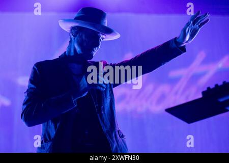 Irving, Texas, Stati Uniti. 18 agosto 2024. PERRY FARRELL, cantante dei Jane's Addiction, durante il concerto della band alla Toyota Music Factory di Irving. La band è attualmente in un tour nordamericano del 2024 con Love and Rockets. (Immagine di credito: © Brian McLean/ZUMA Press Wire) SOLO PER USO EDITORIALE! Non per USO commerciale! Foto Stock