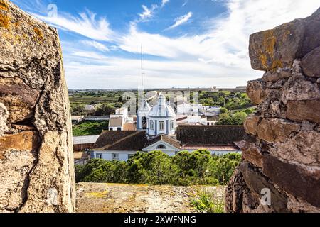 Vista dal castello di Castro Marim nel villaggio di Castro Marim in Algarve, Portogallo. Foto Stock