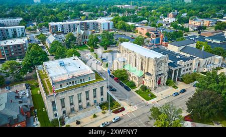 Vista aerea della chiesa gotica e del municipio neoclassico di Kalamazoo Foto Stock