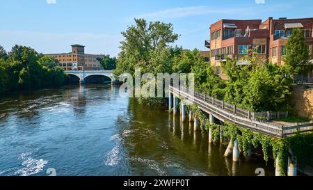 Volo aereo sopra il ponte storico e gli edifici in mattoni rossi Riverside a South Bend Foto Stock