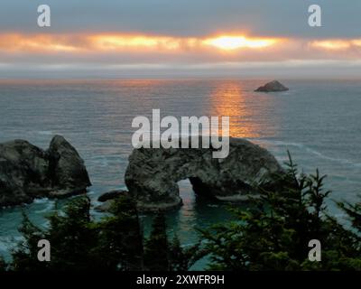 Tramonto sulla costa dell'Oregon - Brookings. OPPURE, all'Arch Rock State Park al tramonto nell'oceano Pacifico. Lungo la US 101, sulla Redwood Highway. Foto Stock