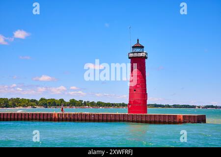 Faro rosso di Kenosha sul molo con vista a livello dell'occhio sui pannelli solari Foto Stock