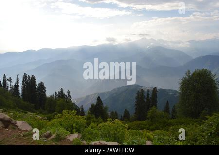 Vista sulle montagne maestose: Scopri la maestosa bellezza delle cime nebbiose e degli ampi orizzonti. Ideale per gli avventurieri alla ricerca di un ambiente all'aperto mozzafiato Foto Stock