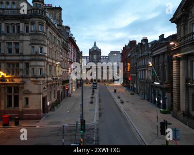 Vista su un drone sopraelevato che guarda lungo Castle St verso il Municipio di Liverpool la mattina presto. Foto Stock