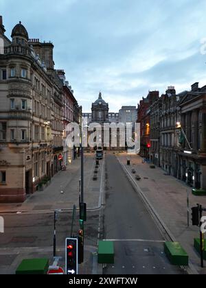 Vista su un drone sopraelevato che guarda lungo Castle St verso il Municipio di Liverpool la mattina presto. Foto Stock