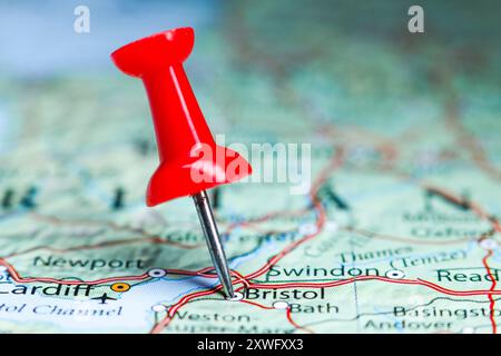 Posizione individuata di una città, di un paese su una mappa. Punteruolo rosso che evidenzia una posizione. Foto Stock