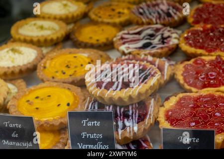 Varie crostate di frutta in vendita in vetrina presso la panetteria di Lisbona, Portogallo. Foto Stock