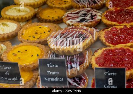 Varie crostate di frutta in vendita in vetrina presso la panetteria di Lisbona, Portogallo. Foto Stock