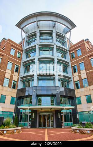 Moderno edificio per uffici con facciata in vetro curvo nel centro di Kalamazoo durante il giorno Foto Stock