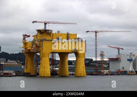 Piattaforma di conversione nel porto di Haugesund, Norvegia Foto Stock