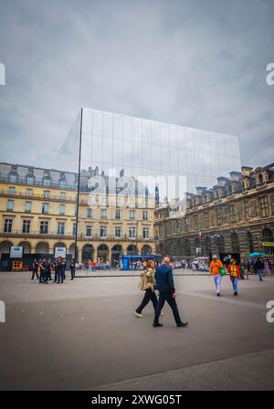 08 19 2024 - Parigi, Francia. Edificio invisibile con pareti a specchio a Parigi che nascondono il cantiere di fronte al Louvre. Illusione ottica Foto Stock
