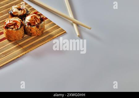 Tre panini caldi ricoperti di formaggio spalmabile e salsa tara su un piccolo tappetino. Foto Stock