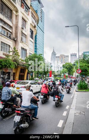 Ho chi Minh City, 24 novembre 2022: Viaggio mattutino in una delle strade centrali di ho chi Minh City, Vietnam Foto Stock