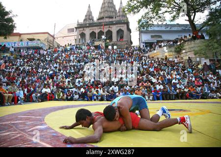 INDE. VARANASI (EX BENARES). COMPETITION DE LUTTE INDIGENE (KUSHTI) Foto Stock