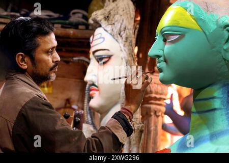 INDE, UTTAR PRADESH, VARANASI, BENARES, DANS LA VILLE SAINTE DE BENARES, L'ATELIER D'UN ARTISAN (DE LA FAMILLE MUKHERJEE) OU SU SCULPTE, FACONNE, TORBA Foto Stock